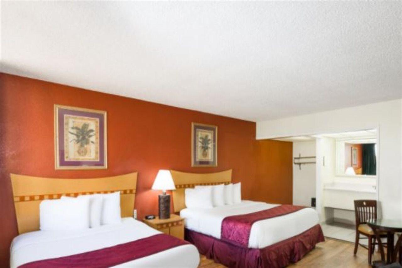 Travelodge By Wyndham Fort Lauderdale Beach מראה חיצוני תמונה